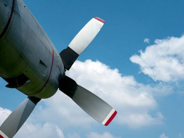 Mavi arka planı olan eski bir uçak pervanesi.