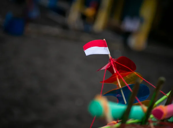 おもちゃの船のミニチュアインドネシアの旗 浅い焦点 — ストック写真