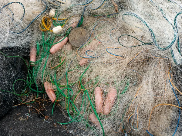 印度尼西亚日惹Parangtritis海滩上的一堆渔网 — 图库照片