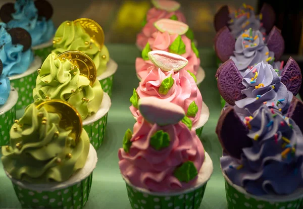 Muitos Dos Mini Saborosos Cupcakes Coloridos Foco Raso — Fotografia de Stock