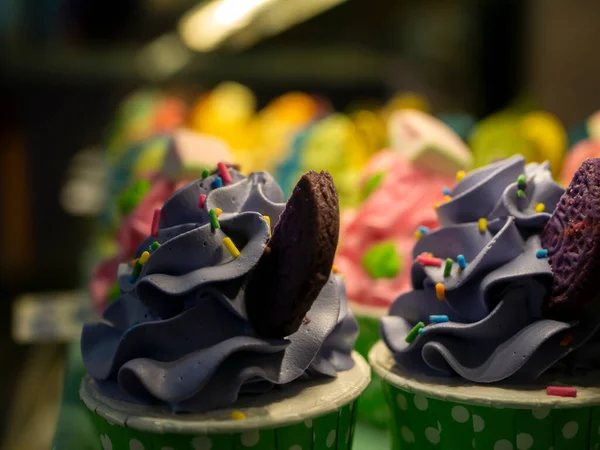 Mnoho Mini Chutné Barevné Cupcakes Mělkém Zaměření — Stock fotografie