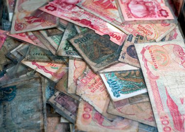 Eski Endonezya banknotlarına yakından bak. Eski rupiah para birimi, para konsepti. Seçili odak.