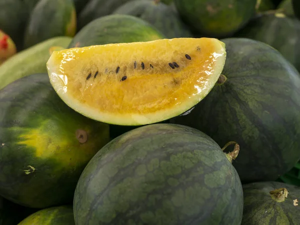 Frische Gelbe Wassermelonen Den Supermarktregalen — Stockfoto