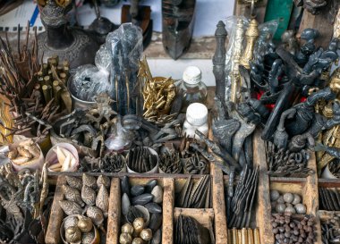 Geleneksel pazardaki antik java aletleri, Pasar Klithikan, Yogyakarta, Endonezya