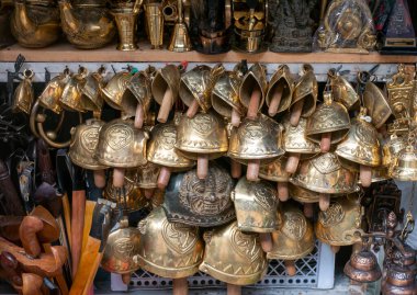 Geleneksel inek çanları Malioboro Caddesi, Yogyakarta, Endonezya 'da satılıyor.