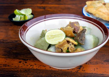 Empal Gentong, geleneksel hindistan cevizi sütlü et çorbası. Cirebon, Batı Cava, Endonezya 'dan.