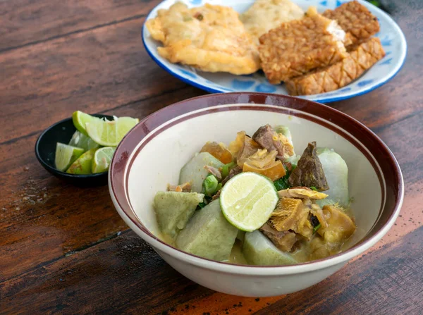 Gentong Empal Sup Daging Tradisional Dengan Santan Dari Cirebon Jawa — Stok Foto
