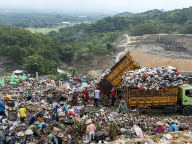 Yogyakarta, Endonezya - 7 Haziran 2023: Çöplüklere çöp kamyonu ve çöpçüler, Piyungan, Yogyakarta, Endonezya