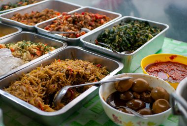 Pişmiş sebze ve yumurta, Endonezya Yogyakarta 'da lezzetli sokak yemekleri.