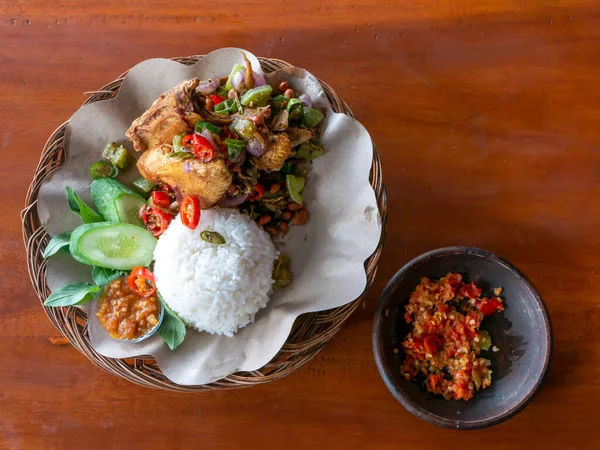Ayam Gengrek Ayam Gongso 赤唐辛子とフライドチキン インドネシアの伝統的な食品 — ストック写真