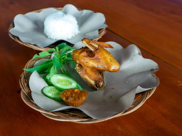 Ayam Goreng Kampung Pollo Fritto Domestico Con Verdure Salsa Peperoncino — Foto Stock