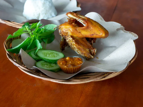 Ayam Greng Kampung フライドチキン 野菜とチリソース — ストック写真