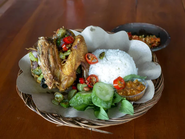 Ayam Gengrek Ayam Gongso 赤唐辛子とフライドチキン インドネシアの伝統的な食品 — ストック写真