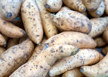 Yogyakarta, Endonezya 'daki süpermarkette bir yığın tatlı patates, Ipomoea batata.