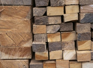 İnşaat için kutu şeklinde bir meşe ağacı yığını. Ahşap doku arkaplanı.