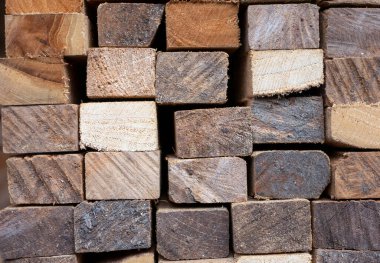 İnşaat için kutu şeklinde bir meşe ağacı yığını. Ahşap doku arkaplanı.