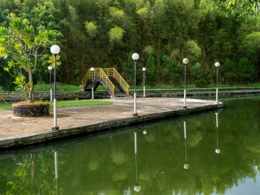 Endonezya 'nın Yogyakarta kentindeki göl ve sarı köprünün manzarası. Doğal arkaplan.