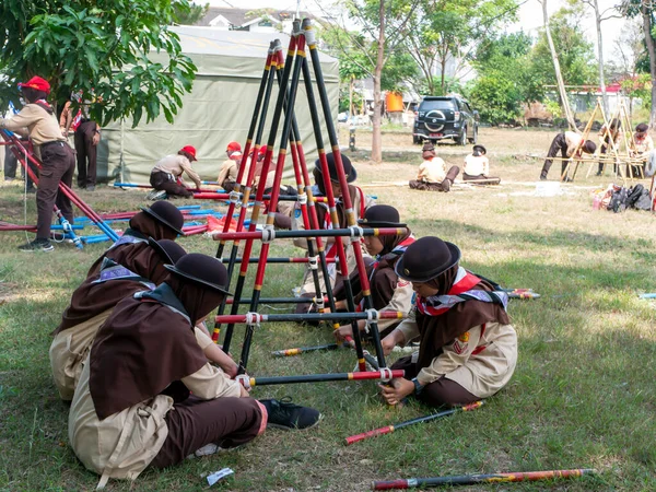 Yogyakarta-Endonezya, 15 Temmuz 2023: Pramuka, kız izciler Babarsari kamp alanında, Yogyakarta, Endonezya