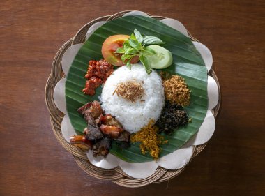 Doğu Java, Endonezya 'dan geleneksel bir yiyecek olan Nasi Krawu, bir muz yaprağının üzerinde, çevre dostu gıda paketlerinden birinde hizmet verdi.