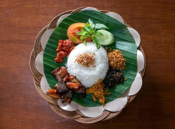 来自印度尼西亚东爪哇Gresik的传统食品Nasi Krawu是用香蕉叶制成的 香蕉叶是环保食品包之一 — 图库照片