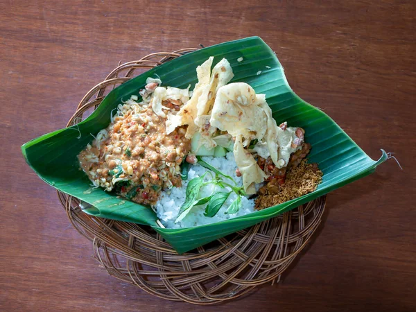 Pecel Pincuk Makanan Tradisional Jawa Disajikan Atas Daun Pisang Salah — Stok Foto