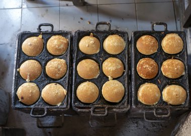 Endonezya 'nın Yogyakarta kentindeki sokak yemekleri pazarında geleneksel bir Endonezya pastası olan Kue Apem pişirme süreci.