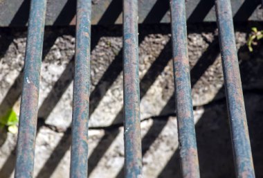 Yağmur mevsiminde seli önlemek için dökme demir drenaj kapağı..