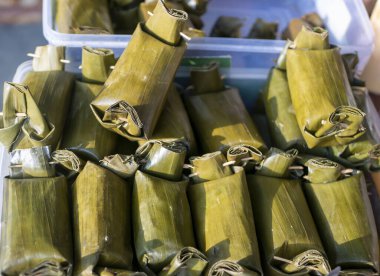 Lemper, geleneksel Endonezya yemeği, yapışkan pirinçten yapılmış ve muz yapraklarına sarılmış..