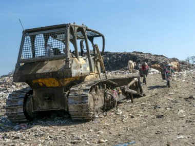 Yogyakarta, Endonezya - 16 Ağustos 2023: Çöp sahalarına buldozer ve çöp toplayıcı, son çöp öğütücüye çöp dök, TPS Piyungan, Yogyakarta, Endonezya