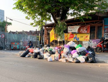 Yogyakarta, Endonezya - 10 Ağustos 2023: Piyungan 'daki son atık sahasının geçici olarak kapatılması nedeniyle Endonezya' nın Yogyakarta şehrinde çöplük.