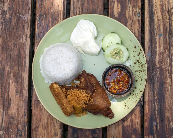 Bebek Goreng Kremes 油炸鸭 印度尼西亚传统食品 配上辣椒酱和黄瓜 — 图库照片