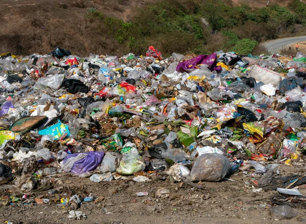 Piyungan 'daki son çöp sahasının geçici olarak kapatılması nedeniyle Endonezya' nın Yogyakarta şehrinde çöplük.