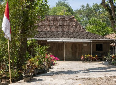 Eski ve klasik bir Cava evi, Endonezya 'nın Yogyakarta köyünde, Endonezya bayraklı ahşap bir ev.