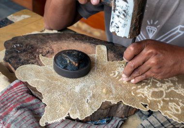 Wayang Kulit 'i oluşturma süreci, gölge kukla, Java, Endonezya' dan geleneksel bir sanat.