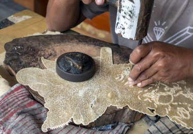 Wayang Kulit 'i oluşturma süreci, gölge kukla, Java, Endonezya' dan geleneksel bir sanat.