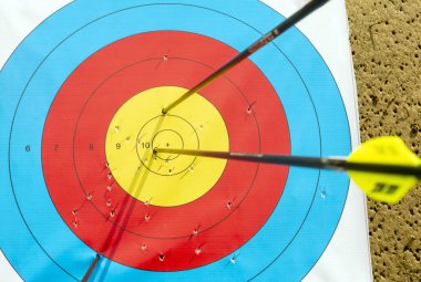 Okçuluk hedefine çok sayıda ok isabet ediyor..