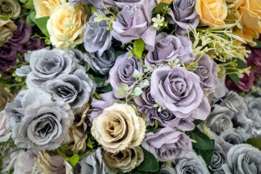 Kumaş renkli güller, taklit plastik güller, sığ odak noktasında.