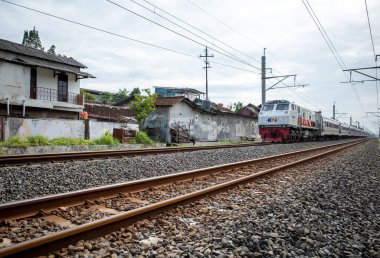 Rel Kereta, Endonezya 'nın kırsal bölgelerindeki yerleşim alanlarının etrafındaki demiryolu rayları..