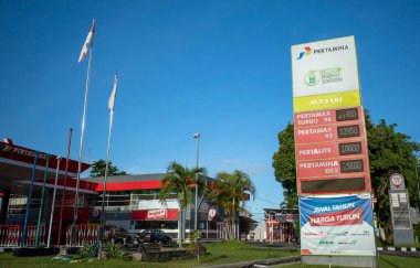 Yogyakarta, Endonezya - 16 Mart 2024: SPBU Pertamina, benzin istasyonu, Endonezya 'daki yeşil enerji istasyonu.