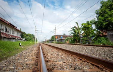 Rel Kereta, Endonezya 'nın kırsal bölgelerindeki yerleşim alanlarının etrafındaki demiryolu rayları..