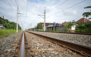 Rel Kereta, Endonezya 'nın kırsal bölgelerindeki yerleşim alanlarının etrafındaki demiryolu rayları..