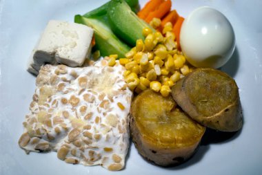 Dengeli diyet yemekleri, sağlıklı diyabetik yemek konsepti. Sağlıklı yaşam tarzı düşük kalorili yiyecekler ve düşük karbonhidrat diyeti.