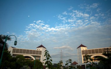 Yogyakarta, Endonezya - 29 Mart 2024: Yogyakarta 'daki Muhammadiyah Üniversitesi Kampüsü (UMY) ana binası.