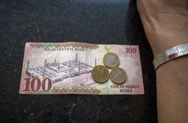 Para, Suudi Arabistan Riyalleri ve Endonezya hac bileziği. Endonezya 'dan hacıların ve hacıların hazırlığı.