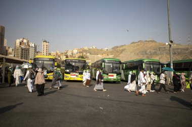 Mekke, Suudi Arabistan - 28 Mayıs 2024: Shalawat Otobüs, Makkah şehrindeki Shib Amir Terminalindeki hacılar ve umrah için ulaşım tesisleri.