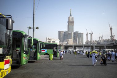 Mekke, Suudi Arabistan - 28 Mayıs 2024: Shalawat Otobüs, Makkah şehrindeki Shib Amir Terminalindeki hacılar ve umrah için ulaşım tesisleri.
