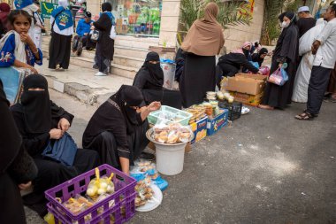 Mekke, Suudi Arabistan - 28 Mayıs 2024: Hac sezonunda Mekke 'de geleneksel Endonezyalı gıda satıcıları