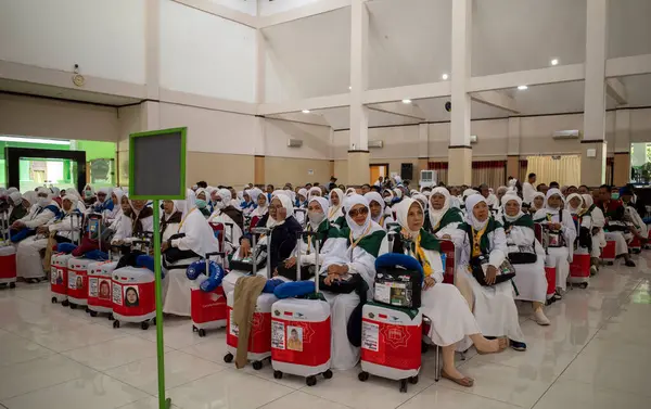 stock image Solo, Indonesia - May 26, 2024: Indonesian Hajj pilgrims in 2024 will depart from Adi Sumarmo Airport in Solo, Indonesia to the holy land of Mecca.