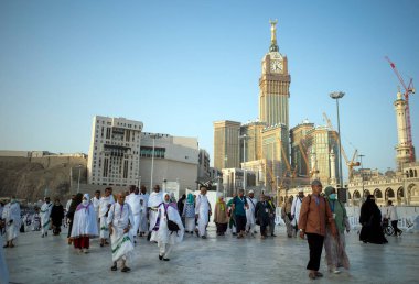 Mekke, Suudi Arabistan - 1 Haziran 2024: Dünyanın dört bir yanından Hac ve Umrah hacıları Mekke 'deki Mescidi Haram yakınlarında yürüyorlar. Hac 2024.