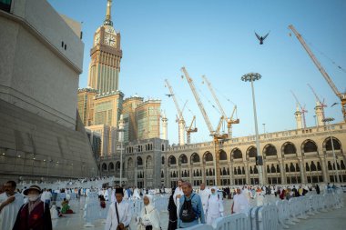 Mekke, Suudi Arabistan - 1 Haziran 2024: Dünyanın dört bir yanından Hac ve Umrah hacıları Mekke 'deki Mescidi Haram yakınlarında yürüyorlar. Hac 2024.